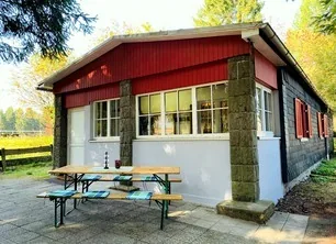 Baude Steinheid met zitplek voor het huis