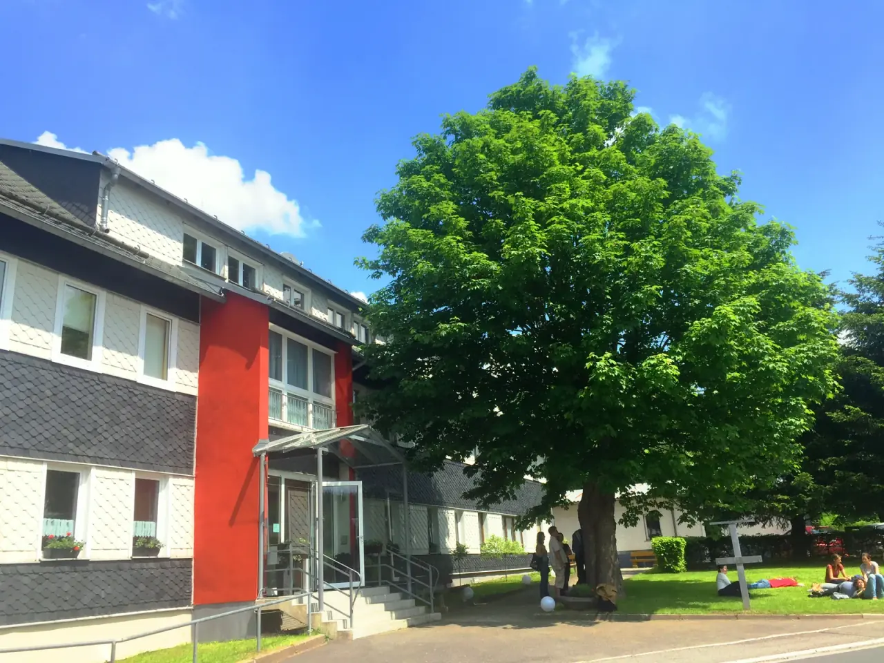 Haus Rosenbaum mit großer Linde und Garten im Sommer