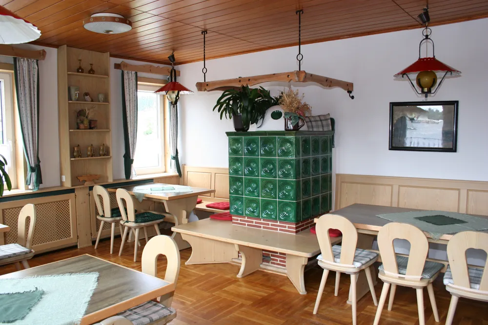 Gemütliche Bauernstube im Haus Rosenbaum mit Kachelofen und Sitzgruppen